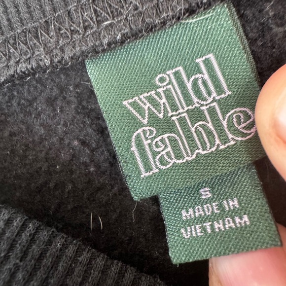 Wild Fable Black Cropped Raw Hem Sweatshirt Womens Size Small - Picture 2 of 3